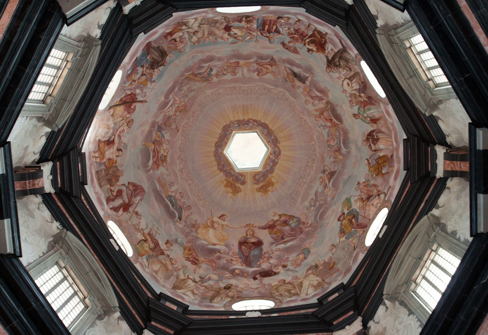1 il. Giuseppe Rossi. Švč. Mergelės Marijos vainikavimas. Freska. 1712–1719. Visuminis vaizdas į Pažaislio bažnyčios kupolo daugiafigūrę freską iš apačios. Fot. Aurimas Švedas. 2013 m.