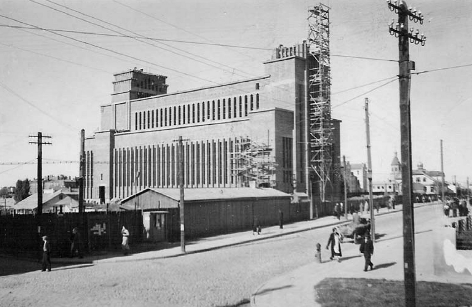 9 il. Šalia Žemaičių gatvės kyla pagrindinis bažnyčios bokštas, apie 1938–1939 m., Kauno Kristaus Prisikėlimo bažnyčios ir parapijos archyvas