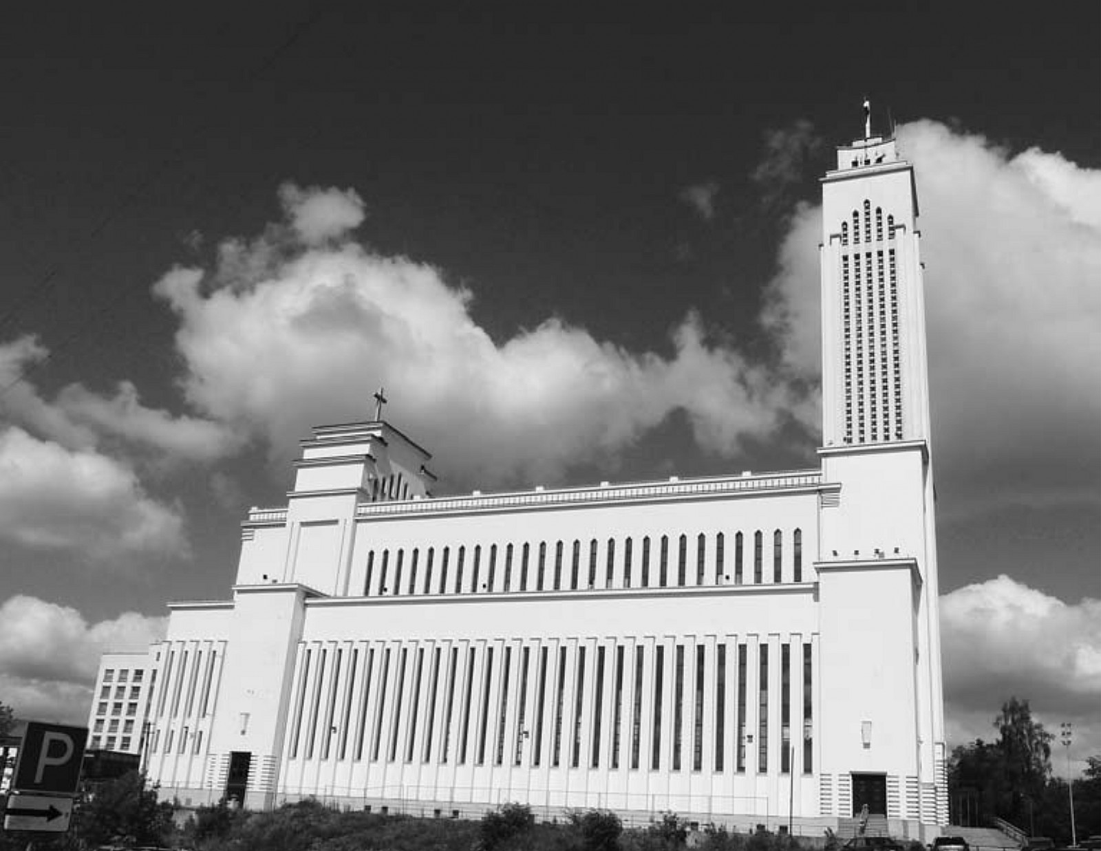 14 il. Karolis Reisonas, Algimantas Sprindys, Atstatytoji Kristaus Prisikėlimo bažnyčia: pietų fasadas, 2011 m., Aido Vasiliausko nuotrauka