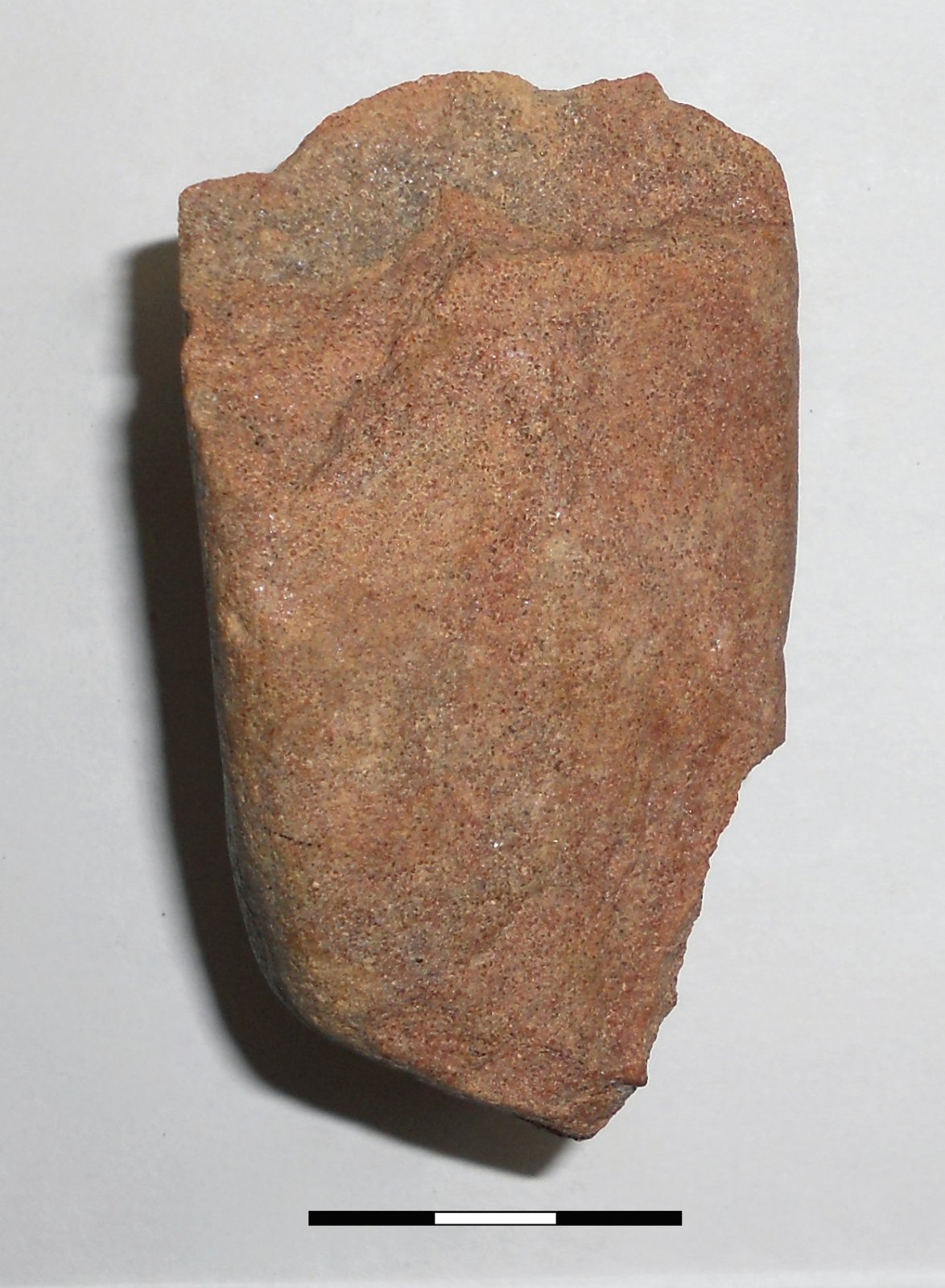 18 pav. Čipingo tipo skaldytas akmuo, Sudota 2, LNM (Gabrielės Gudaitienės nuotrauka) / Fig. 18. Chipping type stone artefact from Sudota 2