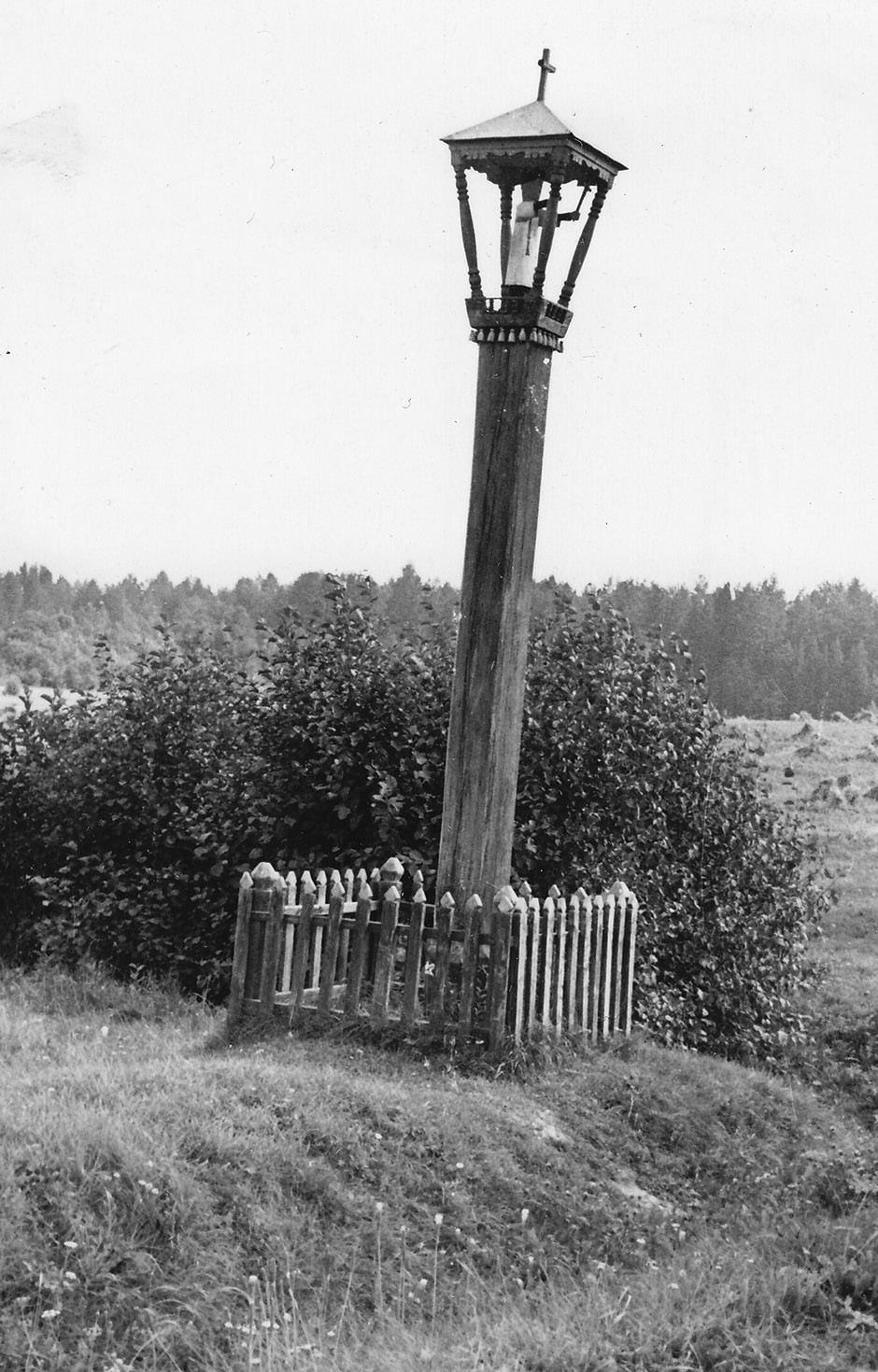 2 pav. Koplytstulpis, 1946–1949 m. Aut. P. Ivanauskas. Rudakiškės k., Zarasų r. V. Miliaus nuotr., 1966. LII BR, f. 73, ng. 31321
