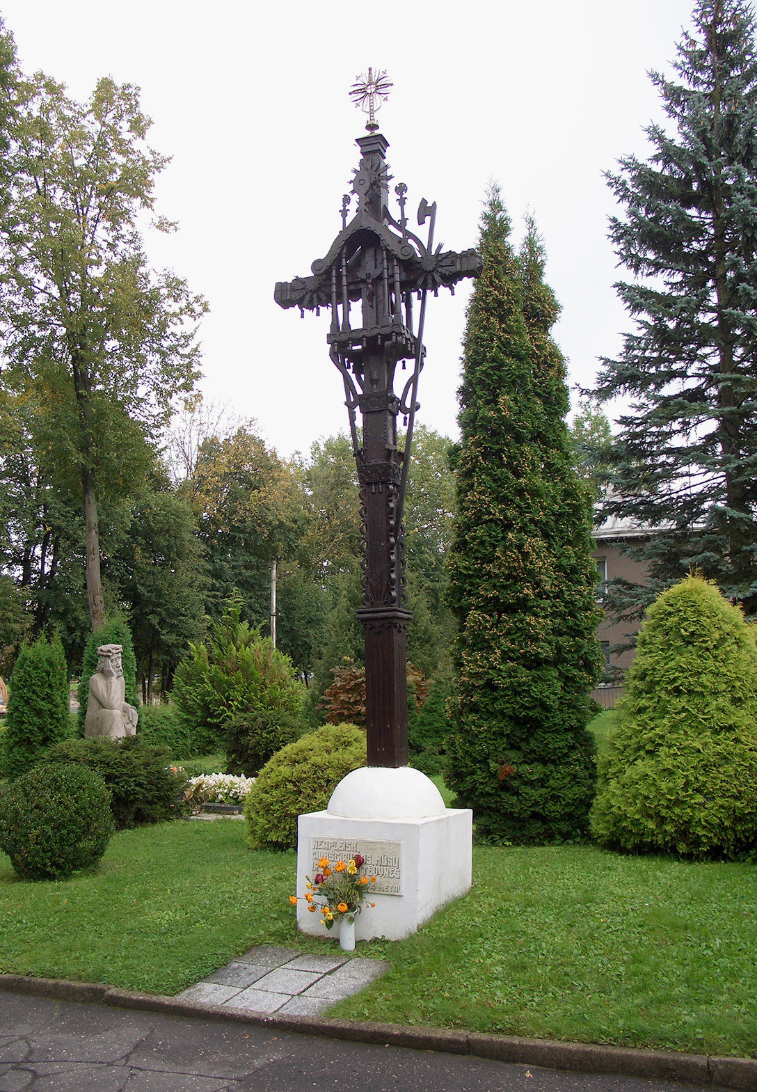 8 pav. Kryžius, 1974. Aut. P. Tamašauskas. Šakiai. S. Urbonienės nuotr., 2011
