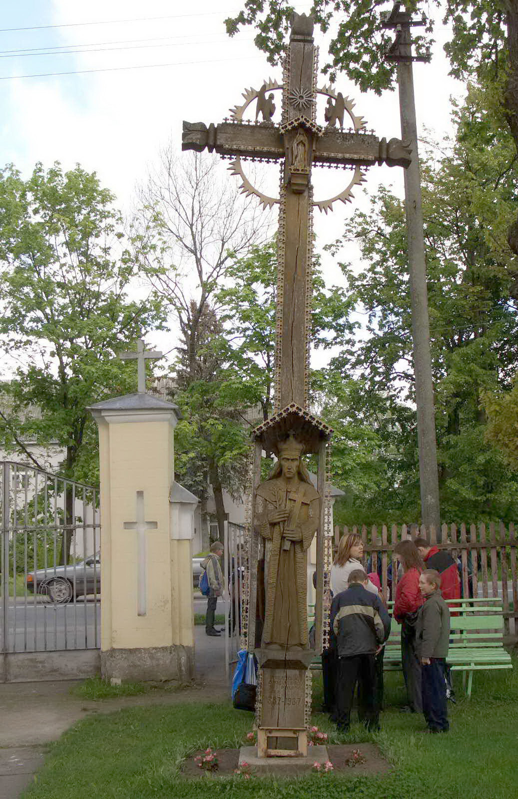 12 pav. Kryžius, 1987. Aut. A. Skučas. Veiveriai, Prienų r. S. Urbonienės nuotr., 2006