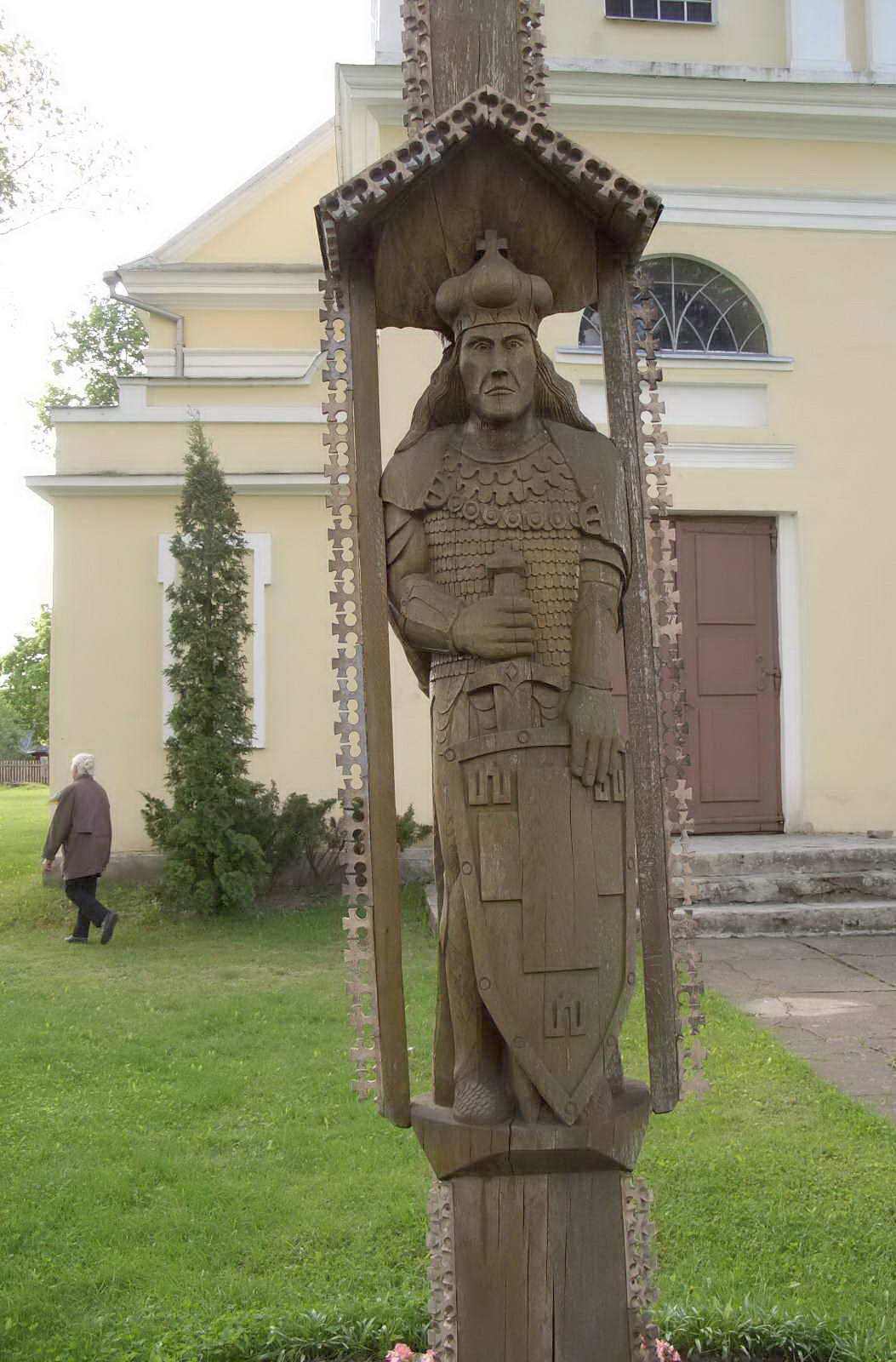 13 pav. Kryžiaus fragmentas (Vytauto Didžiojo skulptūra). Aut. A. Skučas. Veiveriai, Prienų r. S. Urbonienės nuotr., 2006