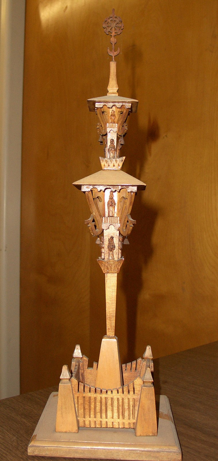 4 pav. J. Mulokas. Miniatiūrinis stogastulpis, 1948. BLKM. S. Urbonienės nuotr., 2012