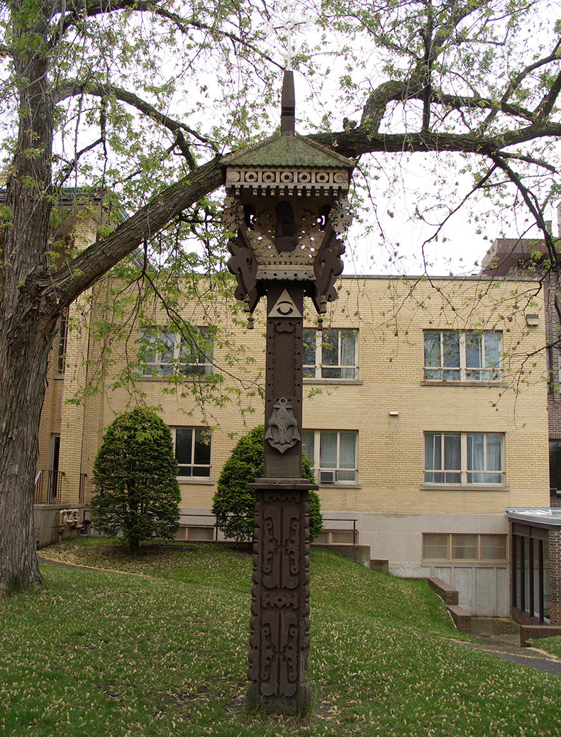 3 pav. A. Poskočimo dirbtas kryžius Jaunimo centro kieme. S. Urbonienės nuotr., 2012