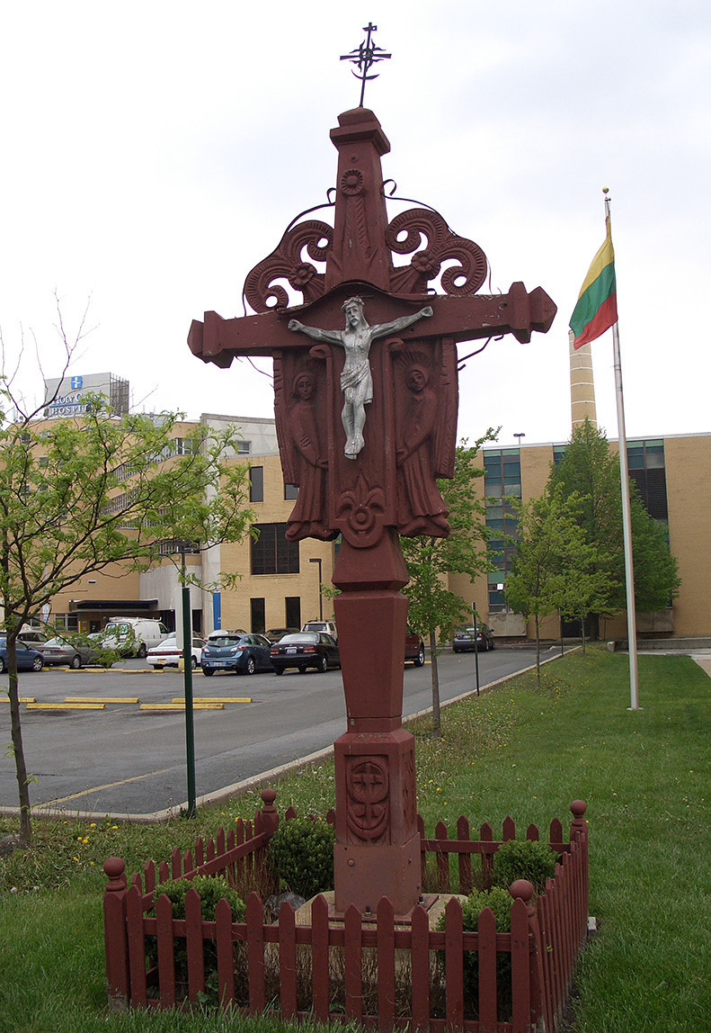 2 pav. J. Daugvilos dirbtas kryžius prie Švč. M. Marijos Gimimo bažnyčios Čikagoje. S. Urbonienės nuotr., 2012