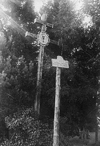2 pav. Kryžius, statytas 1896 m., Zaviesiškių dvarvietėje (Anykščių r.). A. Varno nuotr., 1924. LDM LF-557/1