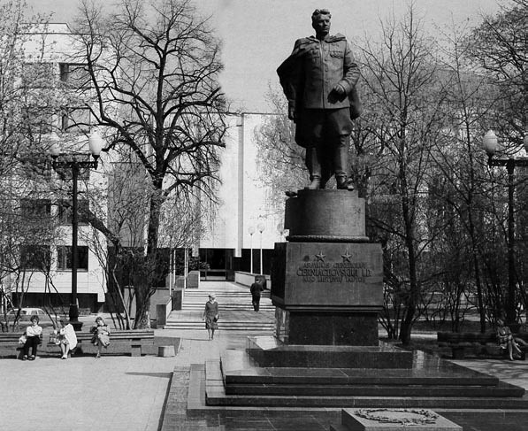 7 pav. Ivano Černiachovskio paminklas Vilniuje, skulpt. Nikolajus Tomskis, archit. Levas Golubovskis, 1950, bronza