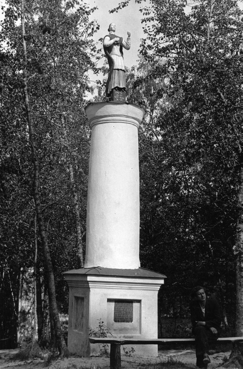 3 pav. Mūrinis stulpas su šv. Agotos skulptūra. XVIII a. pab. Liškiavos bažnyčios šventorius. E. Šnaideraičio (?) nuotr., 1935 m. Kapų kryžiai