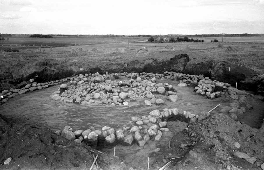 3 pav. Kvecių pilkapis nr. 1 iš pietvakarių. A. Merkevičiaus nuotr. (LIIBR, f. 1, neg. nr. 14673) / Fig. 3. Kveciai barrow No. 1 from the Southwest. Photograph by A. Merkevičius (LIIBR, f. 1, neg. No. 14673)