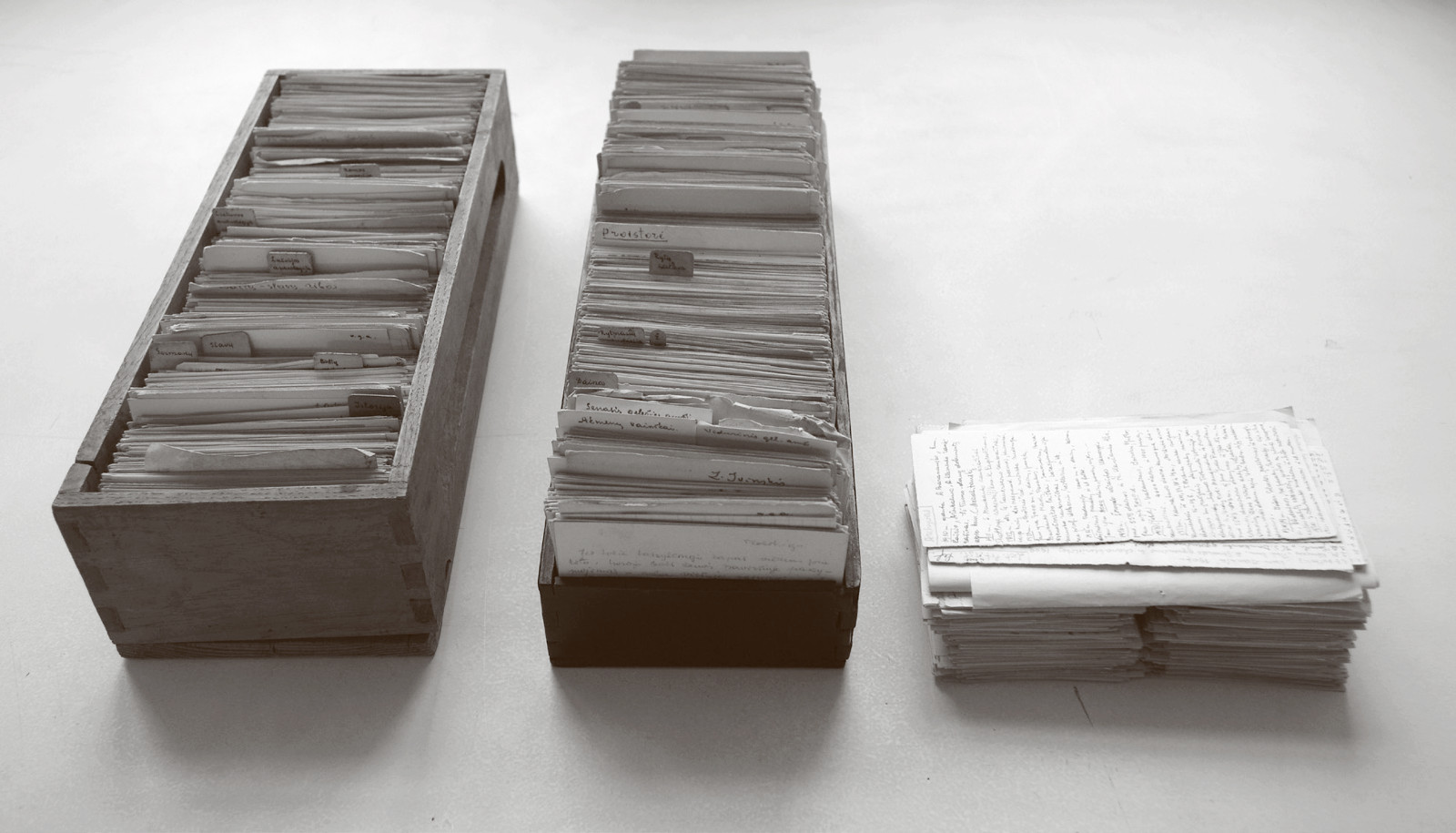 1 pav. M. Alseikaitės-Gimbutienės kartotekos kortelės (VUB RS, f. 154–503/1–3). G. Petrausko nuotr. / Fig. 1. Index cards of the index card file by M. Alseikaitė-Gimbutienė (VUB RS, f. 154–503/1–3). Photo by G. Petrauskas