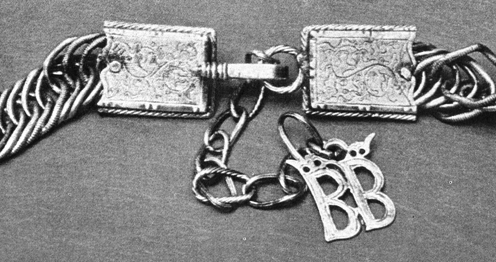 8 pav. Sidabrinio diržo, 1974 m. rasto Cėsio pilies (Latvija) griuvėsiuose prie moters griaučių nr. 2, priekinė dalis (pagal Zigrīda Apala, «Daži uz Livonijas kara laiku attiecināmi atradumi Cēsu pilī», att. 8) / Fig. 8. Front part of silver belt found in the ruins of Cesis Castle, 1974 next to Female Skeleton No. 2 (according Zigrīda Apala, «Daži uz Livonijas kara laiku attiecināmi atradumi Cēsu pilī», att. 8)