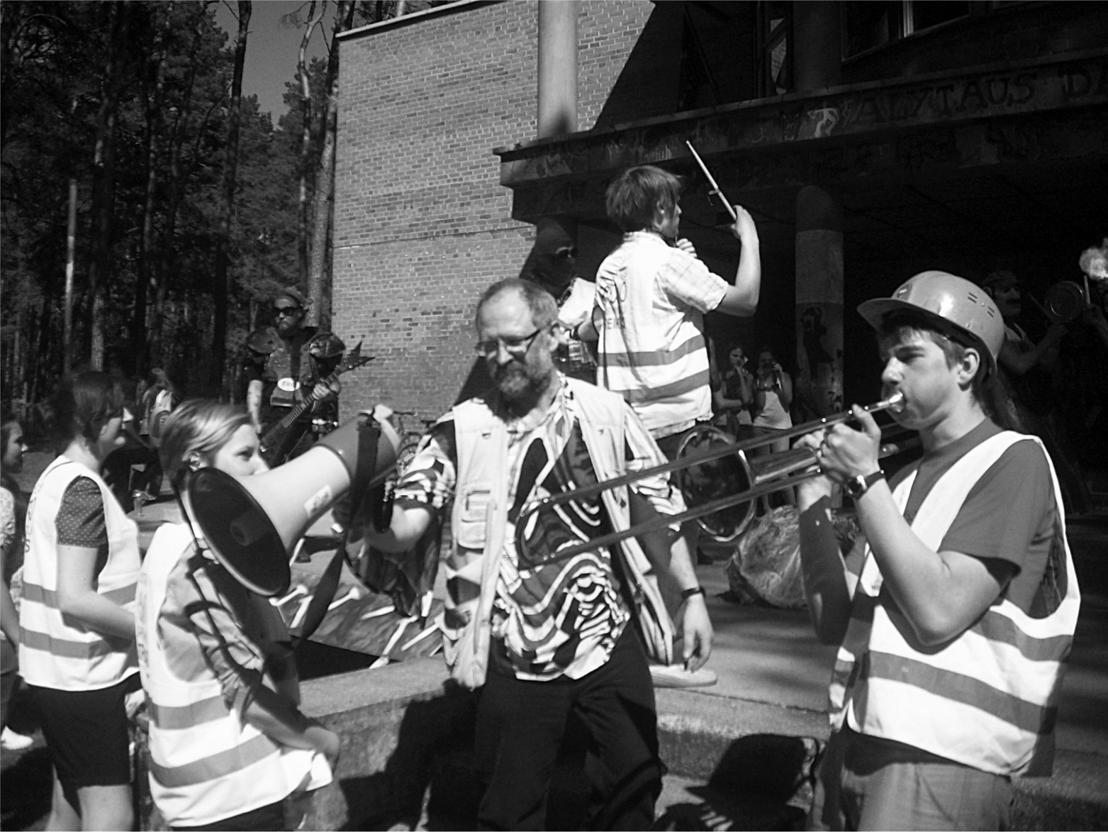 Gegužės 1-osios demonstracija prie Alytaus dailės mokyklos, 2012. Alytaus DAMTP nuotr.