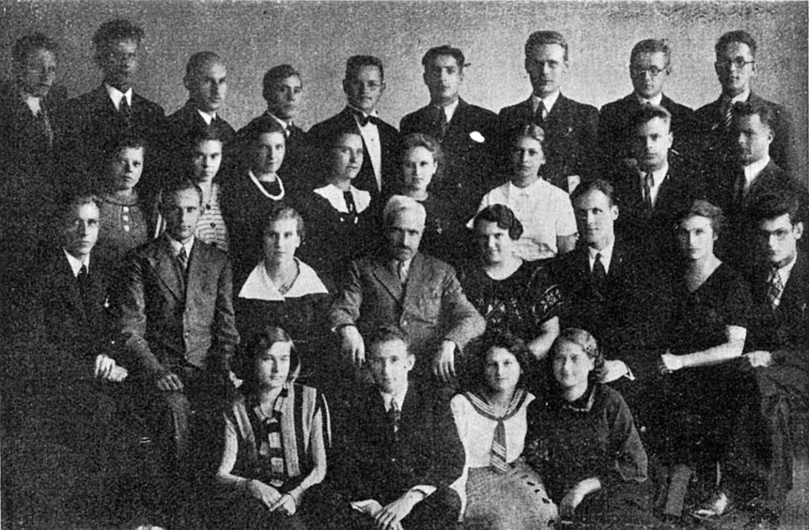 Vilniaus lietuvių studentų Dramos sekcijos nariai su režisieriumi ir meno vadovu A. Krutuliu (antroje eilėje ketvirtas iš kairės, nuotr. „Lietuviškas baras“, 1935, nr. 3)