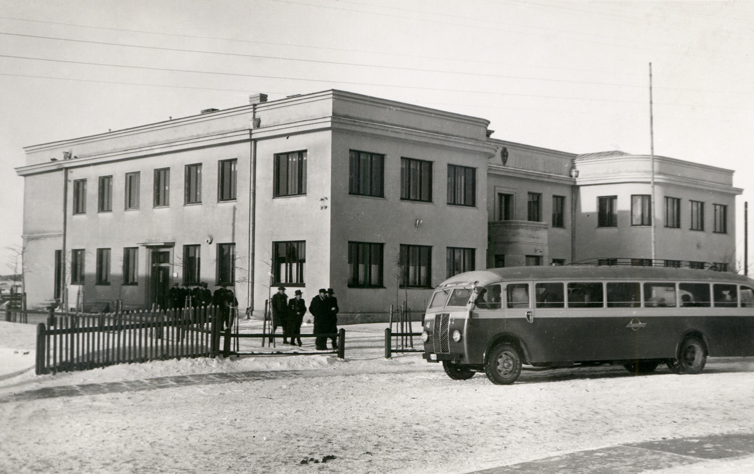 2 pav. 1933 m. naujai pastatyti mūriniai Utenos šaulių namai, virš įėjimo LŠS ženklas ir užrašas: „Šaulių namai – Tautos namai“, XX a. 4-asis dešimtmetis. I. Girčiaus nuotr. (LCVA)