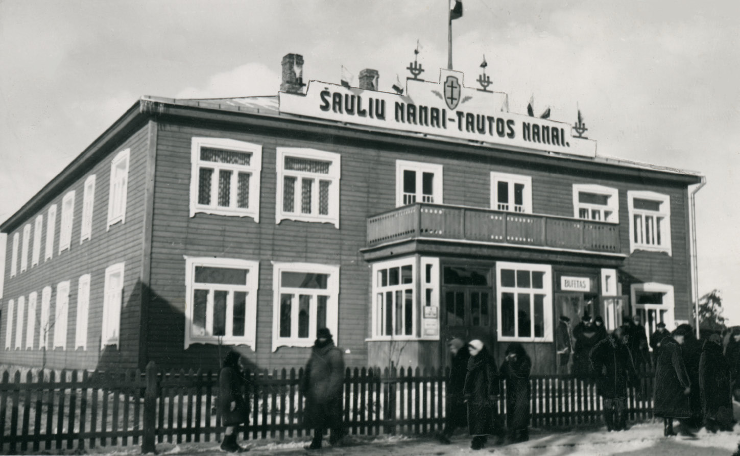 3 pav. 1937 m. naujai pastatyti mediniai Dusetų šaulių namai, virš dešinio įėjimo iškaba su užrašu – bufetas, XX a. 4-ojo dešimtmečio antra pusė. I. Girčiaus nuotr. (LCVA)